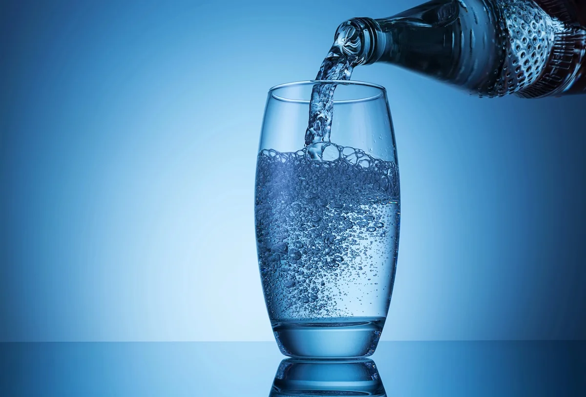 L'eau gazeuse peut-elle vraiment aider à perdre du poids ?