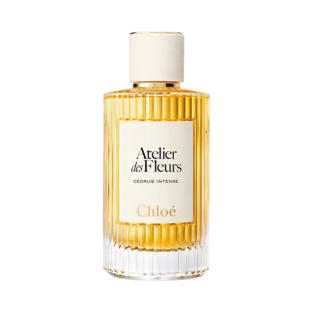 La nouvelle fragrance « Cedrus Intense » de l’Atelier des Fleurs de Chloé capture l'essence d'une féminité audacieuse