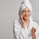 Garder une peau bien hydratée nécessite des gestes simples au quotidien