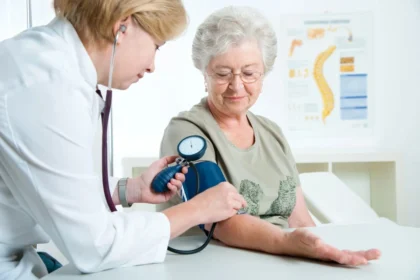 Pression artérielle, la bonne position du bras est la clé d'une mesure fiable