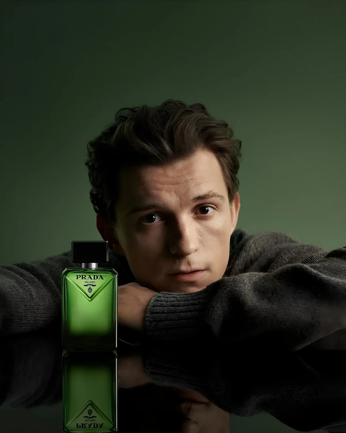Le nouveau parfum masculin Prada Paradigme est incarné par l'acteur Tom Holland