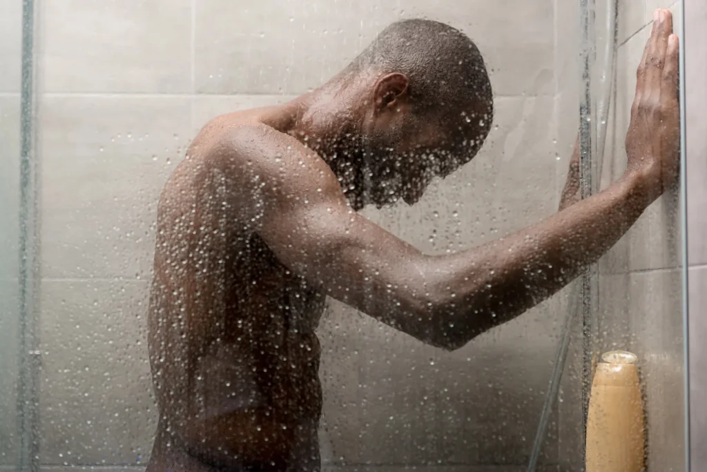 Prendre une douche : pourquoi les dermatologues nous conseillent-ils de revoir nos habitudes ?