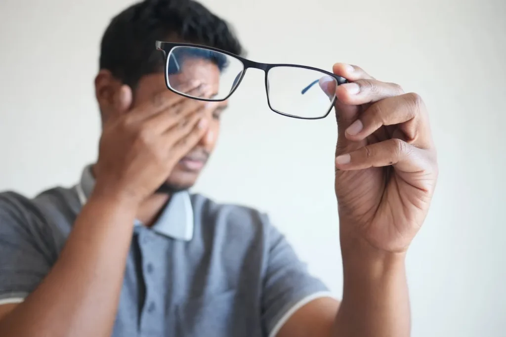 Le mal aux yeux après l'éclipse doit alerter sur une possible rétinopathie solaire